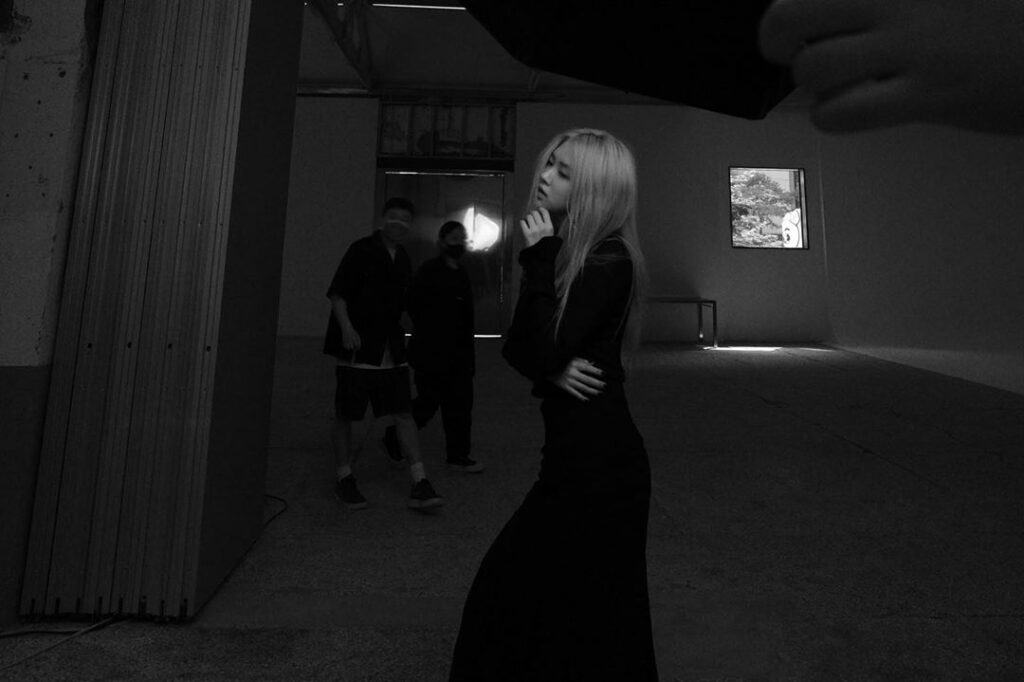 Elle behind pics…