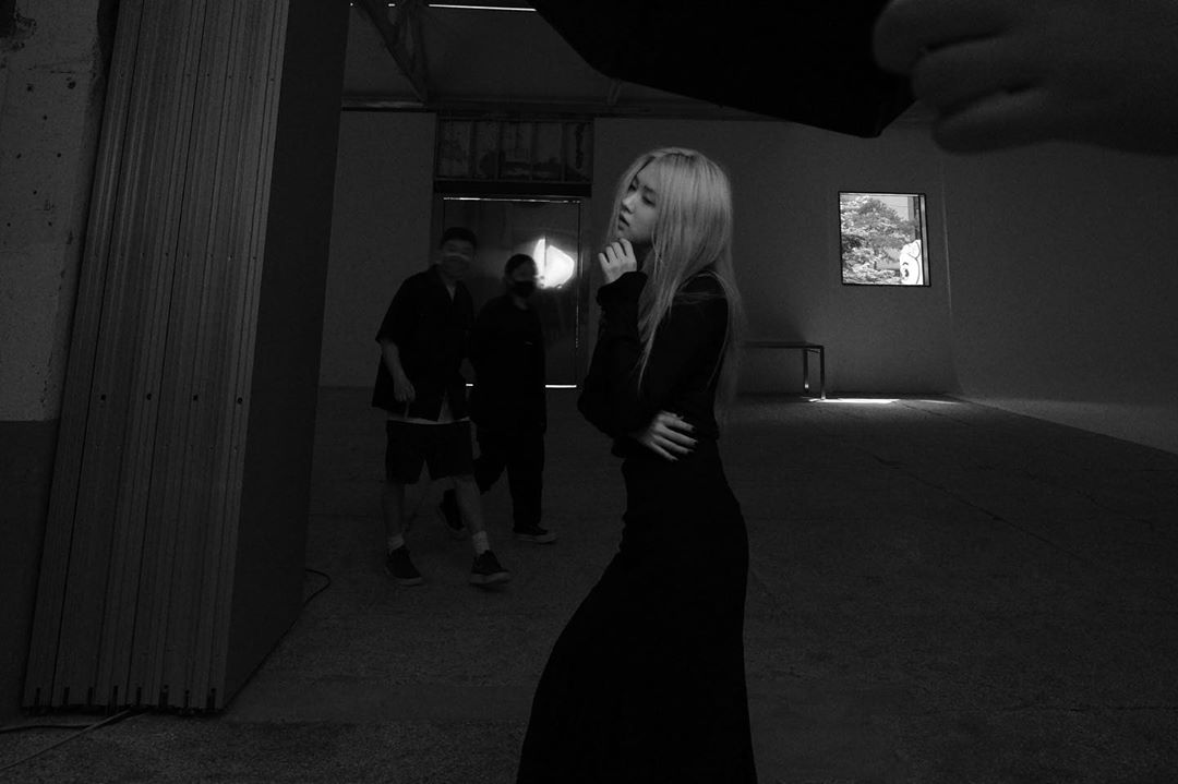 Elle behind pics…