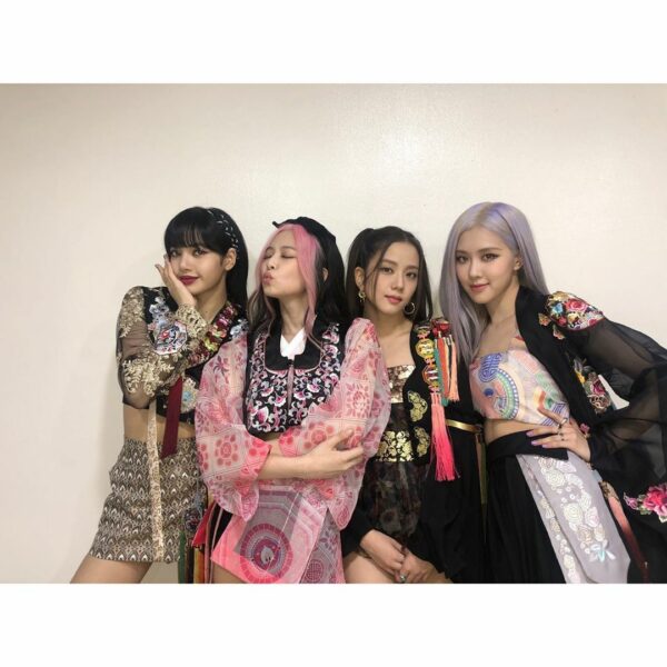 오늘 1위 너무 감사하고 감동이에요 블링크 우리 모두에게 행복한 마음 가득한 날이길 바라요 사랑해요 Thank you so much for …