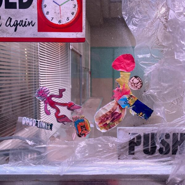 Lovesick girls 비하인드 컷 제가 대기 할때 심심해서 세트 꾸미는거 아주 조금 같이 해봤어요 …