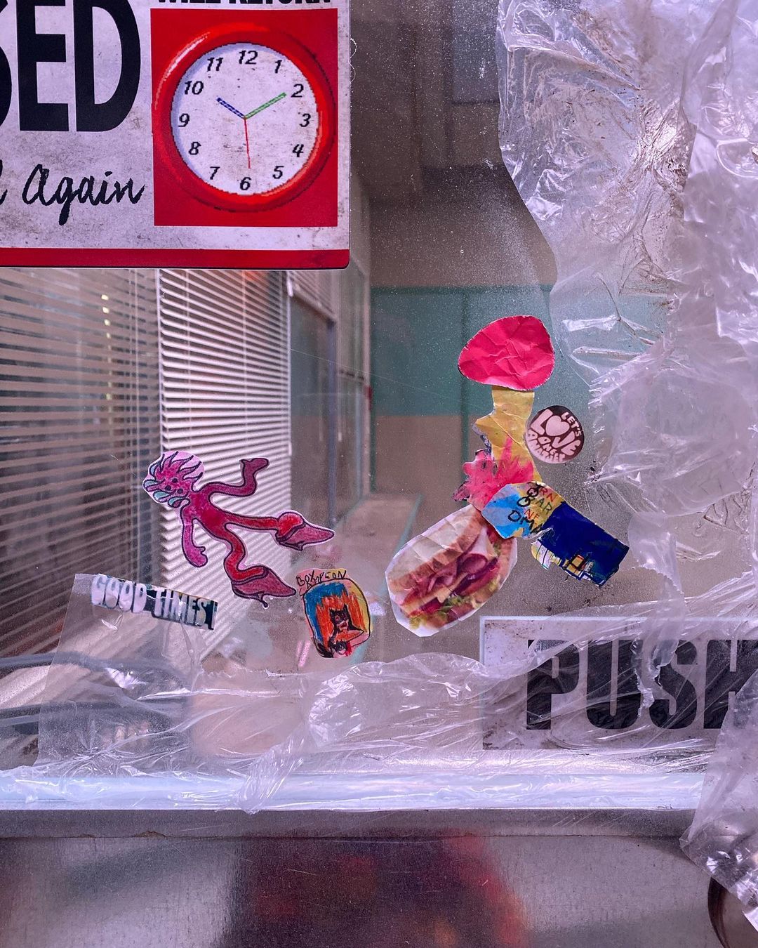 Lovesick girls 비하인드 컷 제가 대기 할때 심심해서 세트 꾸미는거 아주 조금 같이 해봤어요 …