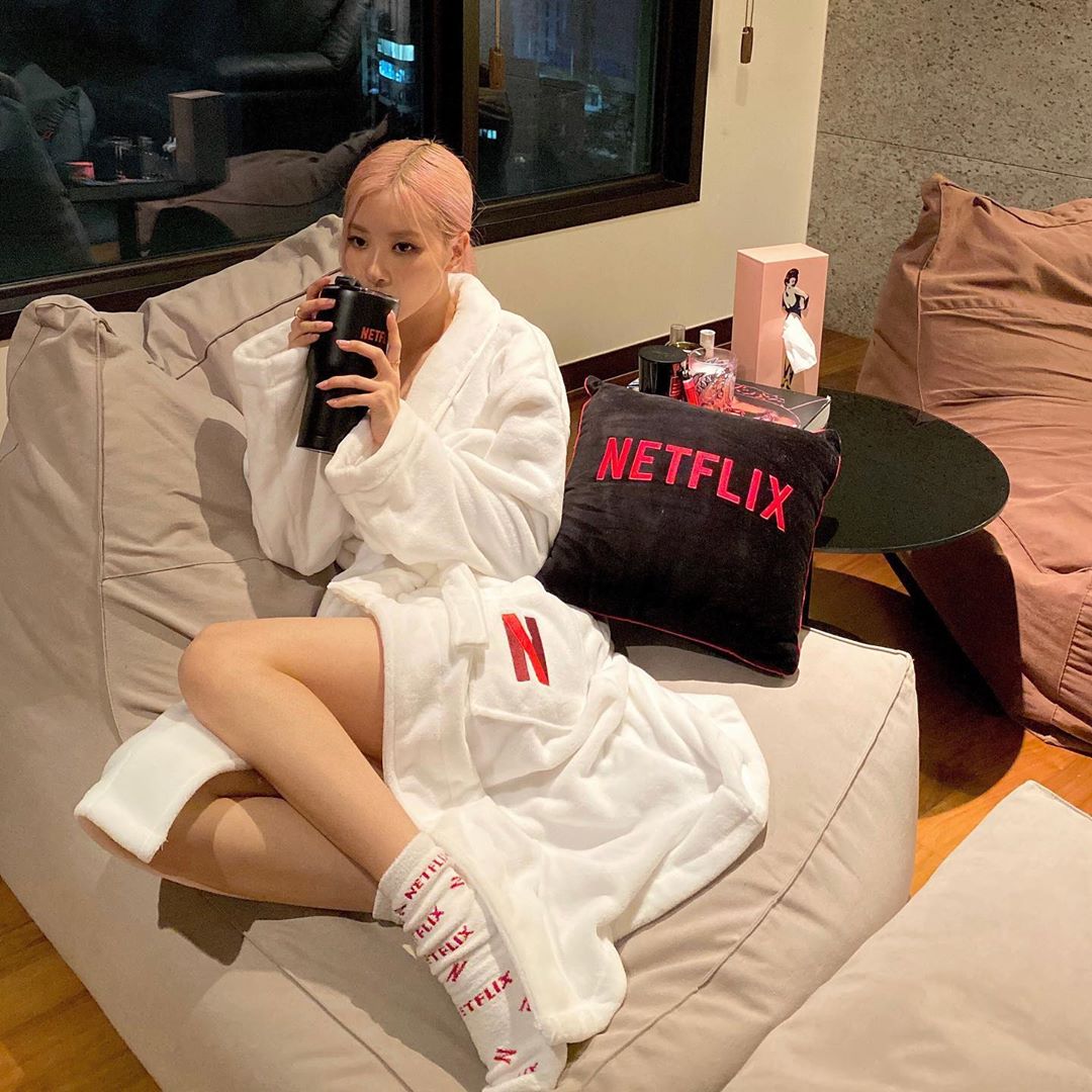 So.. welcome to Pajama News. Who else is me watching Blackpink: Light up the sk...