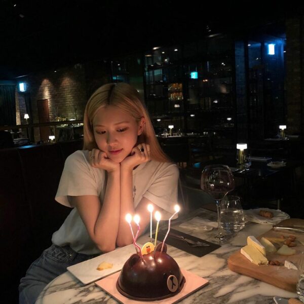 제가 사랑하는 사람들한테 이렇게 따듯하게 축하 받을 수 있어서 너무 행복했어요. 다 너무너무너무 사랑해요. 앞으로도 자랑스러운 채영이, 로제 될…