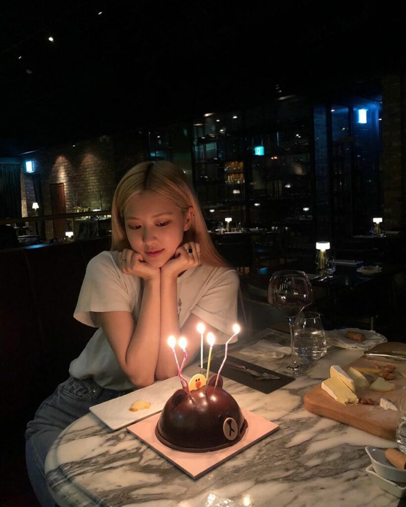 제가 사랑하는 사람들한테 이렇게 따듯하게 축하 받을 수 있어서 너무 행복했어요. 다 너무너무너무 사랑해요. 앞으로도 자랑스러운 채영이, 로제 될…