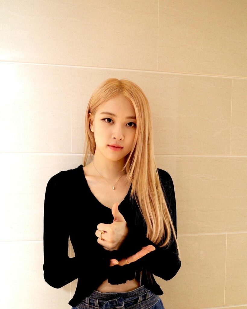 이 손모양은 수어로 ‘존경합니다’라는 뜻을 갖고있다고 해요. 코로나19로 …