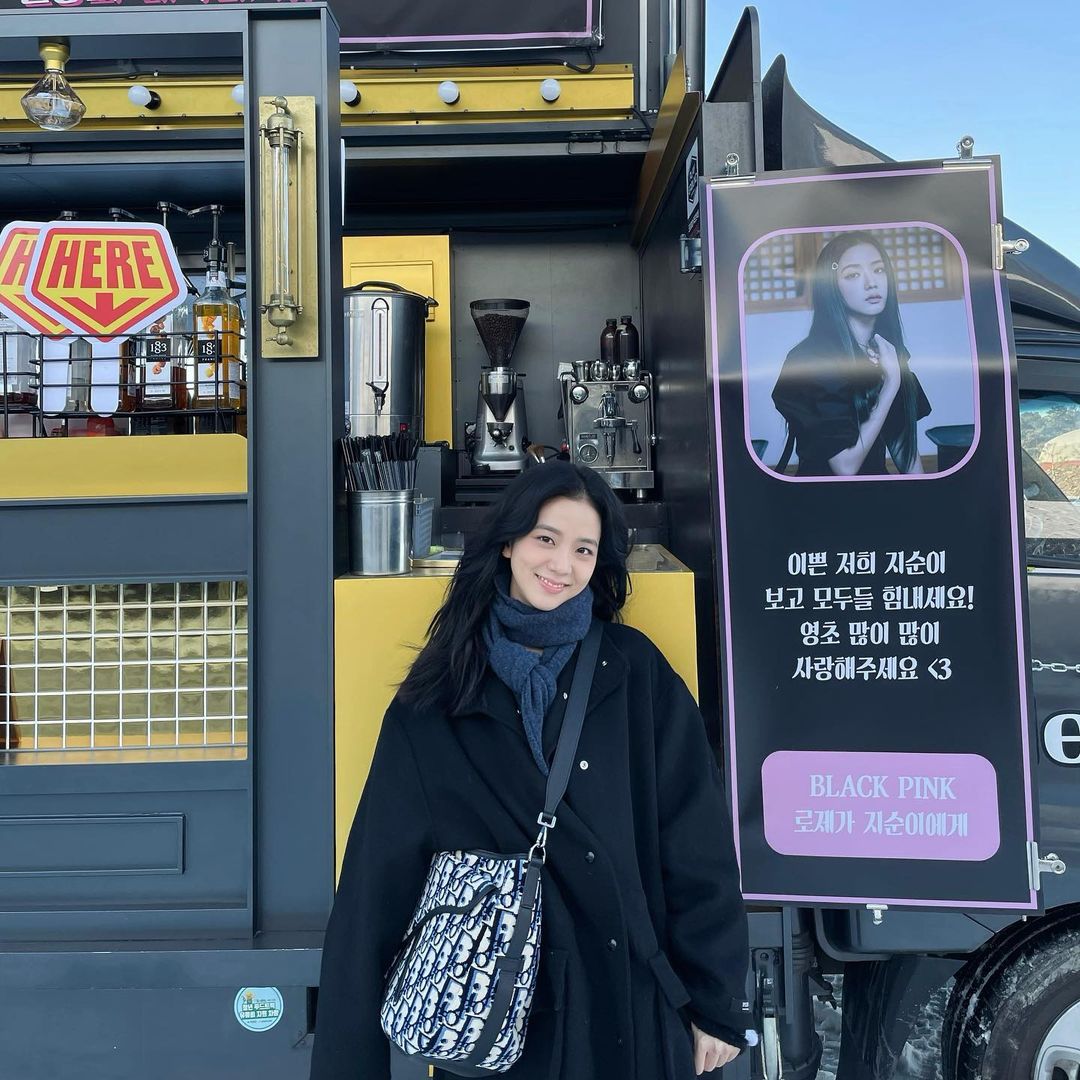 내 인생 첫 커피차의 주인공은 박로제
싸랑해  @roses_are_rosie 
#설강화 #영초…