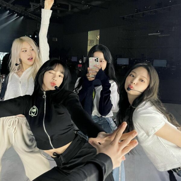 @blackpinkofficial 
2021.1.31 don’t miss out THE SHOW see you real soon …