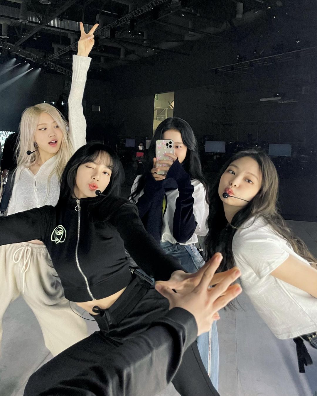 @blackpinkofficial 
2021.1.31 don’t miss out THE SHOW see you real soon …