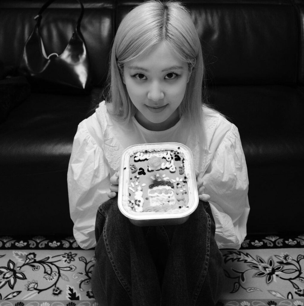 Officially 25!!!!!!!

Vlive in 30 minutes ;)…