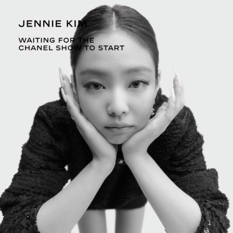 Jennie waiting for the show to start. The film of the CHANEL Fall-Winter 2021/22…