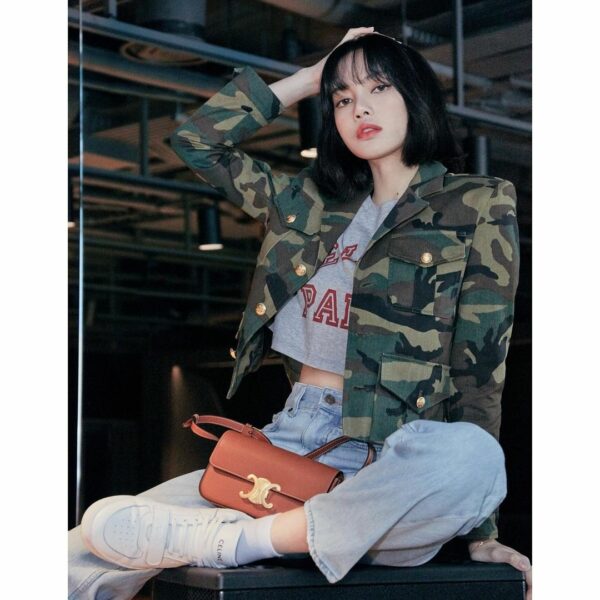 #광고 #LISAXCELINE #CELINETRIOMPHESHOULDERBAG #CELINEBYHEDISLIMANE…