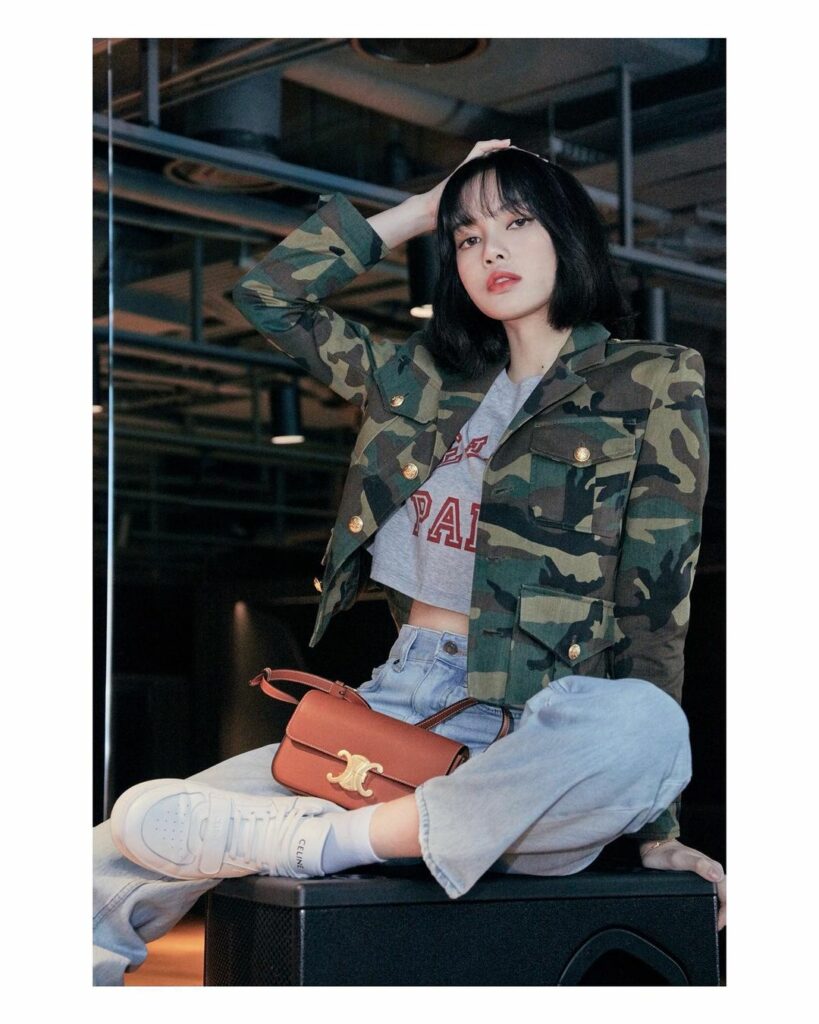 #광고 #LISAXCELINE #CELINETRIOMPHESHOULDERBAG #CELINEBYHEDISLIMANE…