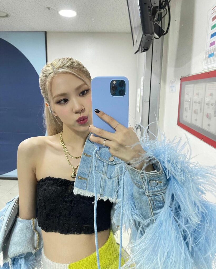 Mirror selfie no. 1 —
여러분 오늘 데 첫 솔로 데뷔무대.. 어떠셨나요? 아무래도 솔로로써 무대서는거는 처음이라 긴장도 많…
