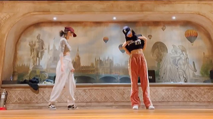오랜만에 @cheshir_haa 랑 춤추기 we love this song sooo much…