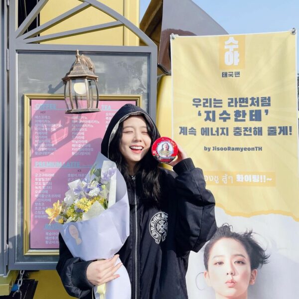 오늘 날씨도 맑음 
블링크 덕분에 촬영장도 맑음 
울 블링크 최고야아 
#설강화 #영초 
#JisooRamyeonTH…