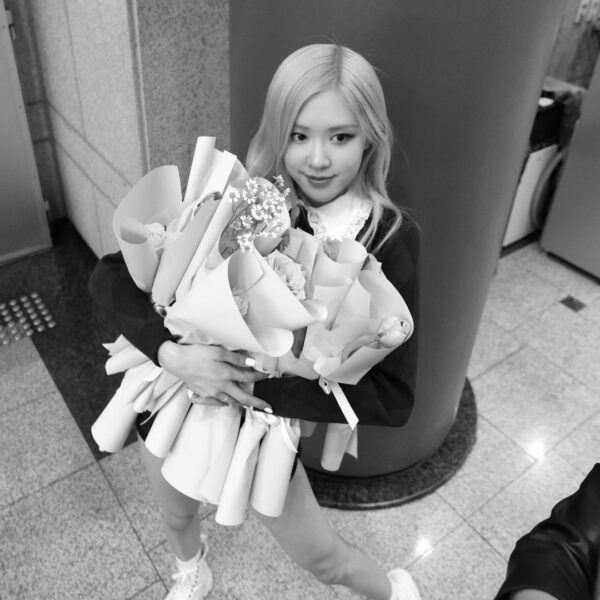 꽃 한송이씩 선물해주고 한명씩 손 편지 까지 써준 우리 댄서 언니 오빠 동생들 …
