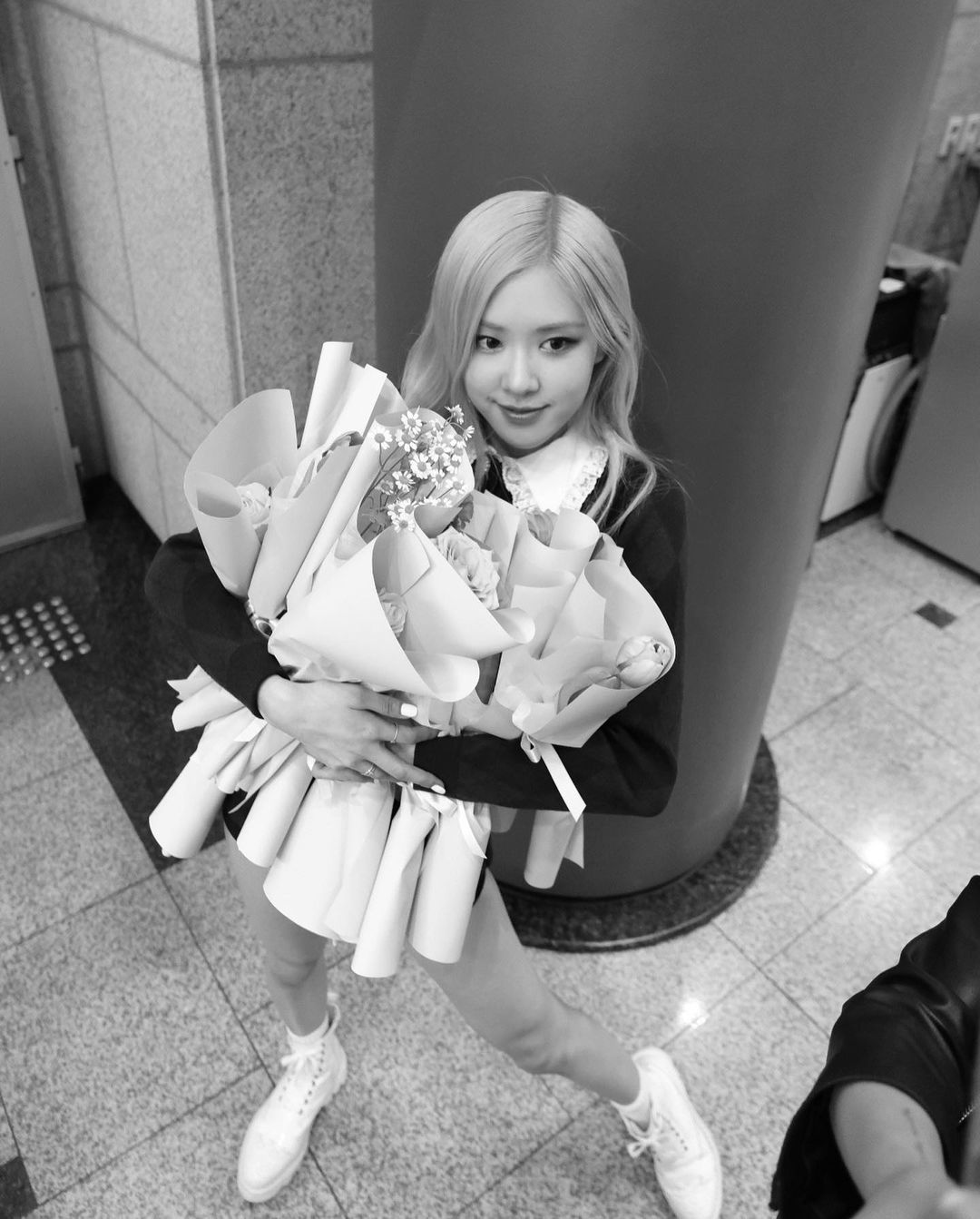 꽃 한송이씩 선물해주고 한명씩 손 편지 까지 써준 우리 댄서 언니 오빠 동생들 …
