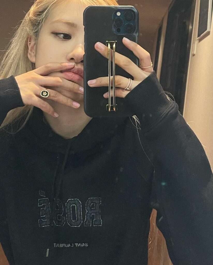 Go get your own customized hoodie at the @ysl Seoul flagship store ;)

#광고 #생로랑서…