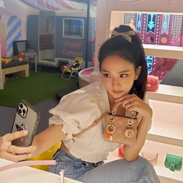 With my new @dior 
#DiorMicroBag #Dior #광고…