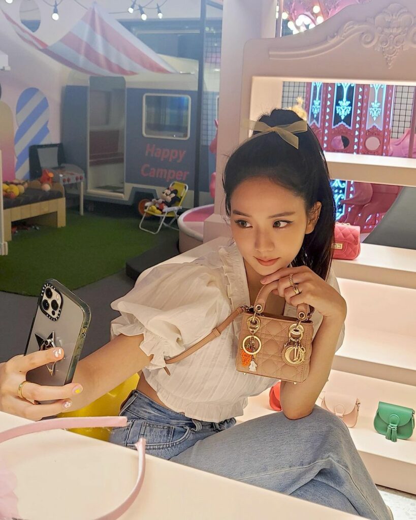 With my new @dior 
#DiorMicroBag #Dior #광고…