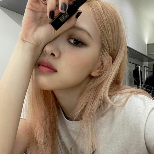 촬영하면서 반한 @yslbeauty 더슬림벨벳 립스틱, 제 화보와 함께 곧 출시될 예정이라고 하니 기대 많이 해주세요  –  #입생로랑뷰티 #…