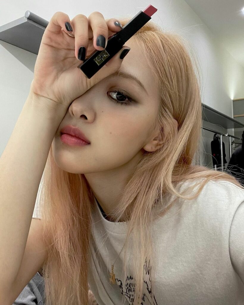 촬영하면서 반한 @yslbeauty 더슬림벨벳 립스틱, 제 화보와 함께 곧 출시될 예정이라고 하니 기대 많이 해주세요 

–

#입생로랑뷰티 #…