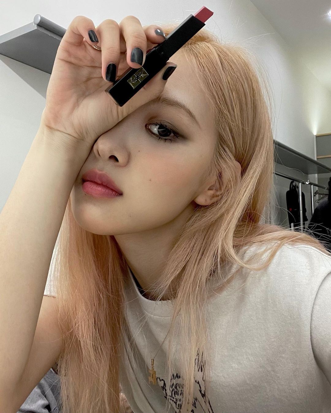 촬영하면서 반한 @yslbeauty 더슬림벨벳 립스틱, 제 화보와 함께 곧 출시될 예정이라고 하니 기대 많이 해주세요  –  #입생로랑뷰티 #…