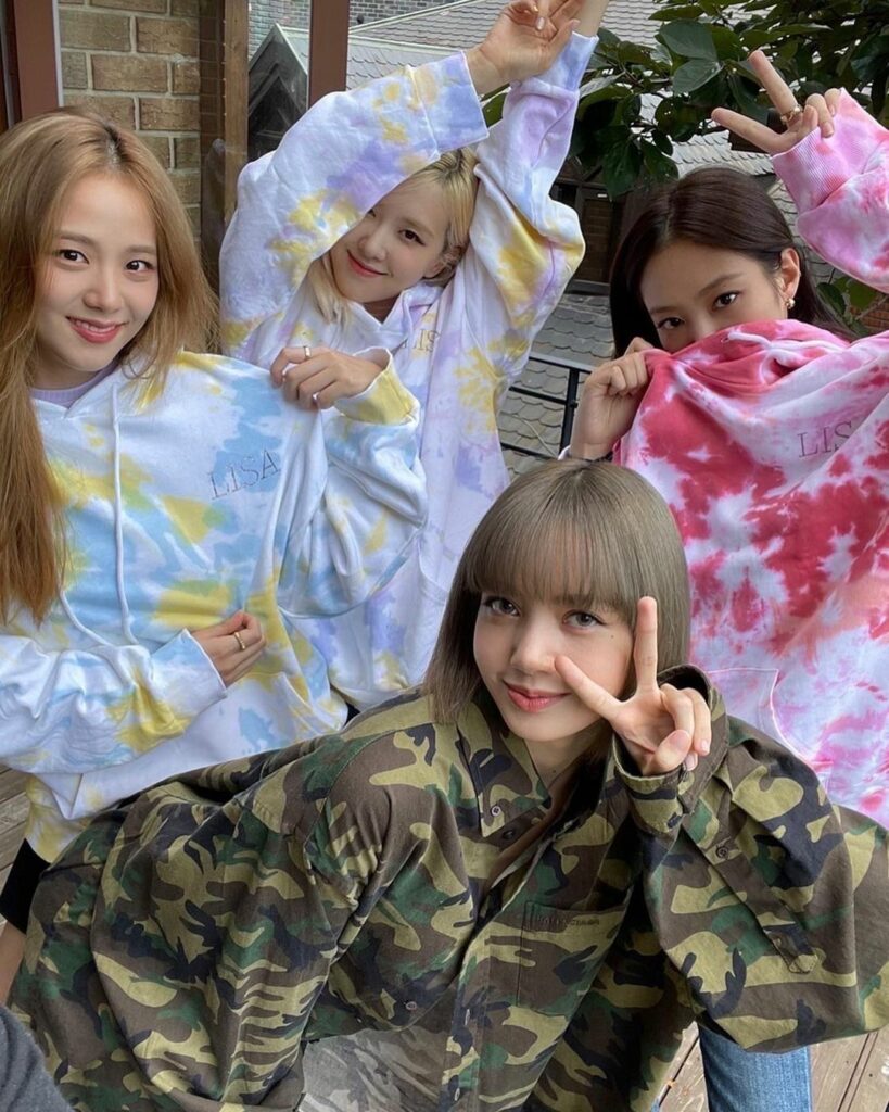 @blackpinkofficial 
라리사의 1,2,3호 팬들…