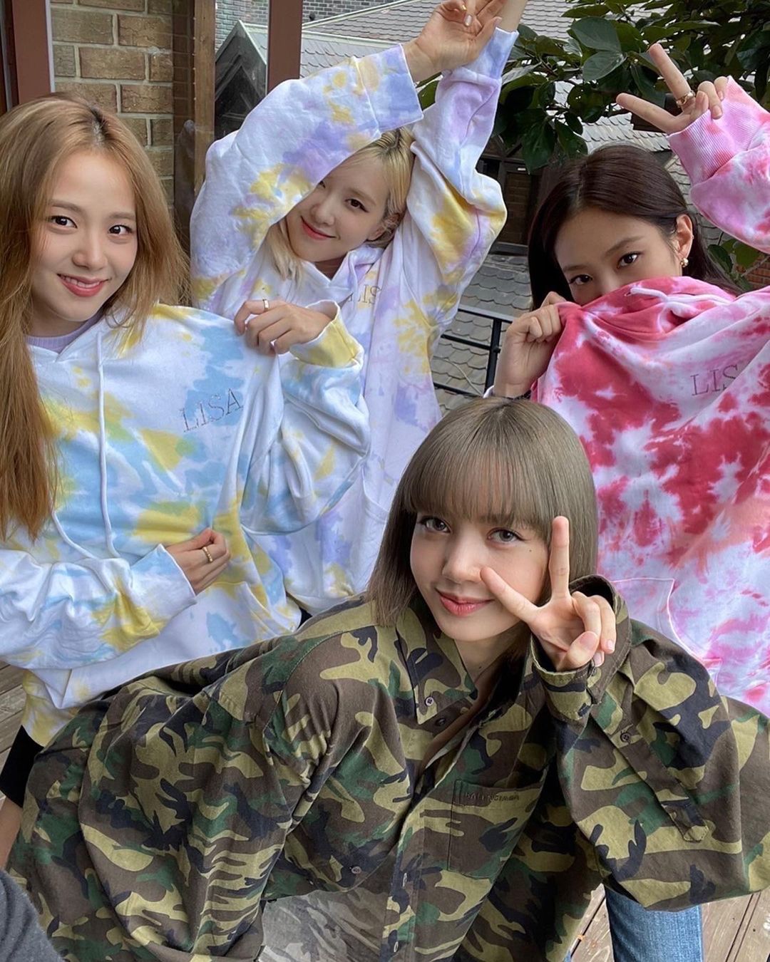 @blackpinkofficial 
라리사의 1,2,3호 팬들…