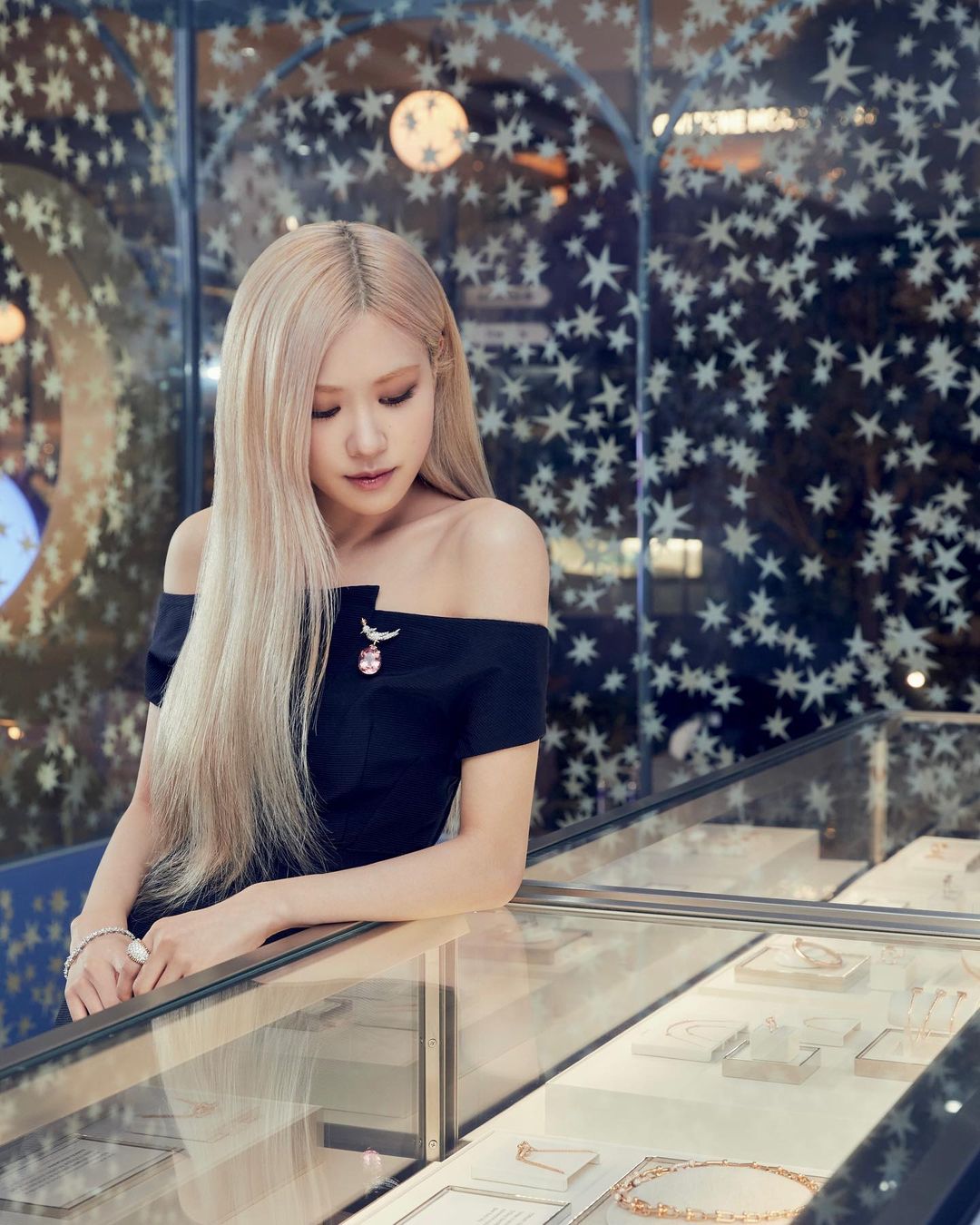 Enjoy the Tiffany Holiday Pop Up at Sounds Forest The Hyundai Seoul. Check it ou…