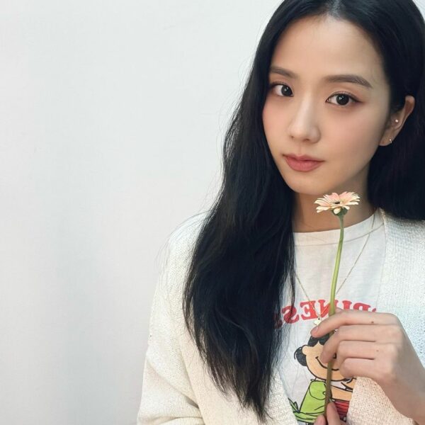 꽃을 든 지수…