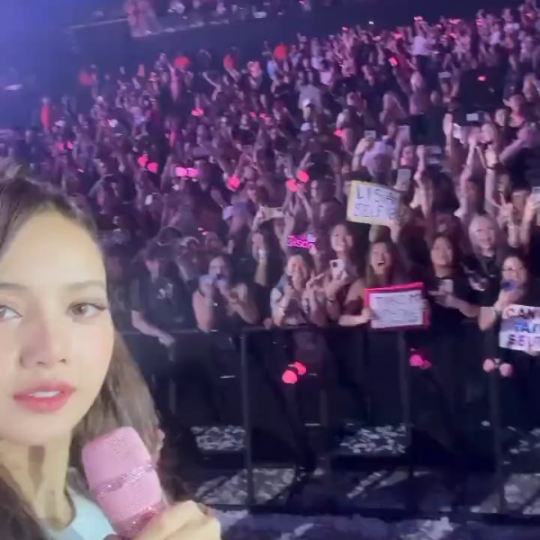 230818 Lisa took a vid using a Blink’s phone @ BLACKPINK WORLD TOUR [BORN PINK] Las Vegas Encore