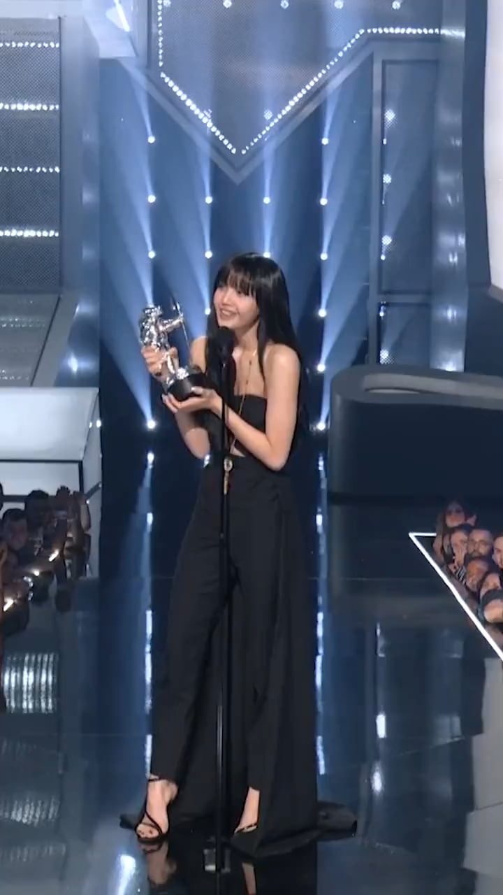 230822 VMAs X Update w/ Lisa