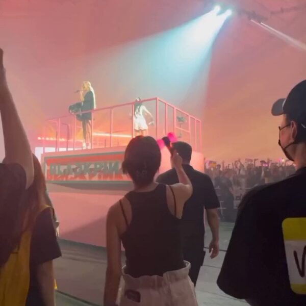 230917 ROSÉ throwing merch to Hyeri