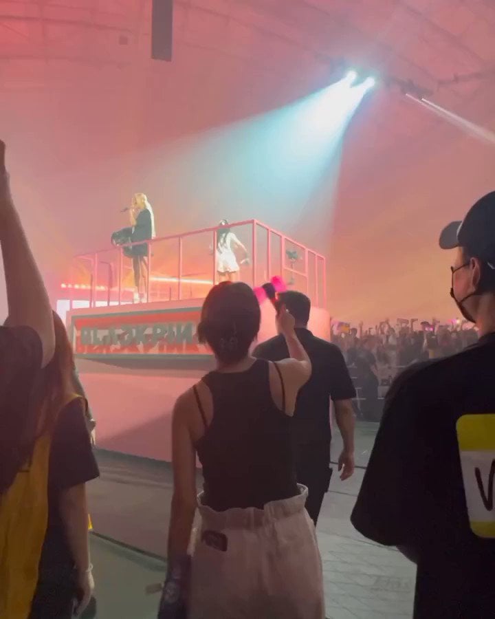 230917 ROSÉ throwing merch to Hyeri