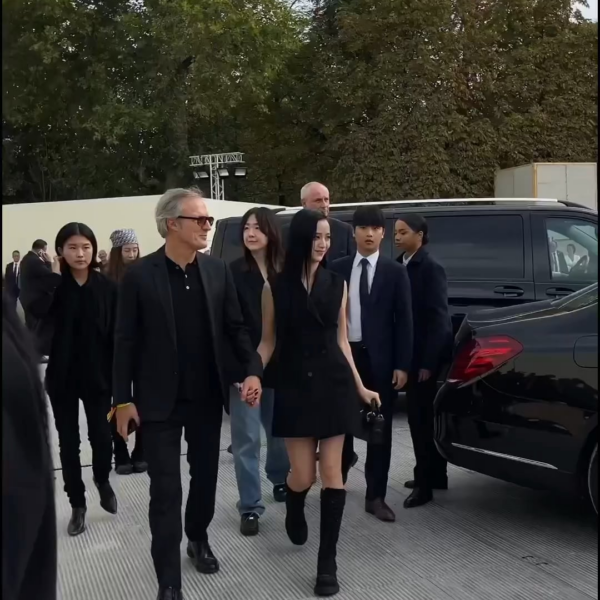 230926 Jisoo arrives @ DIOR Paris Fashion Week