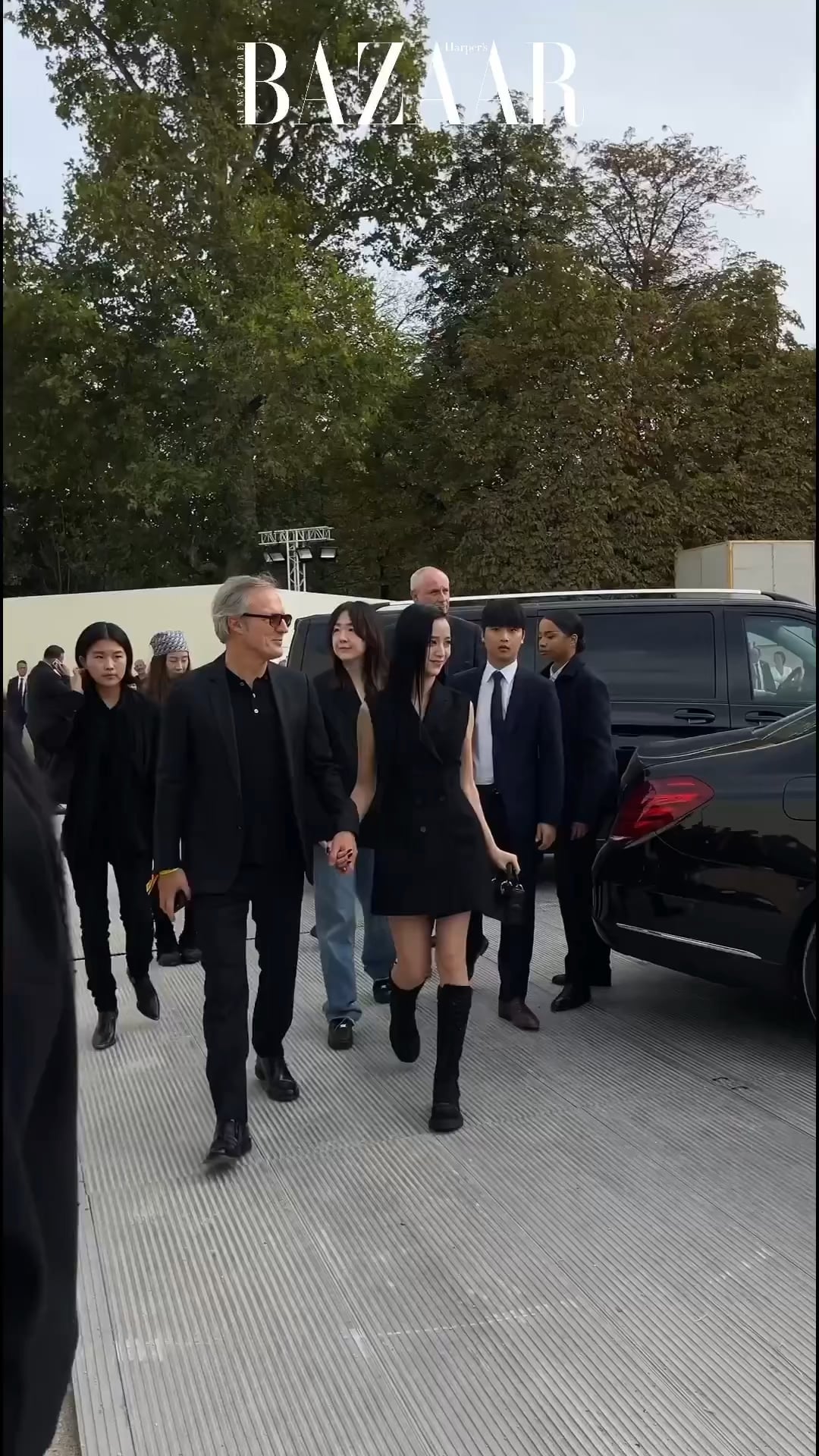 230926 Jisoo arrives @ DIOR Paris Fashion Week