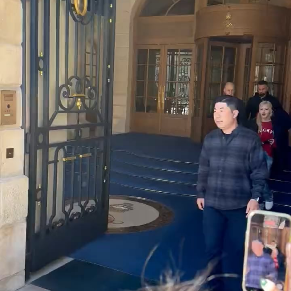 230924 Rosé met Blinks in Paris today