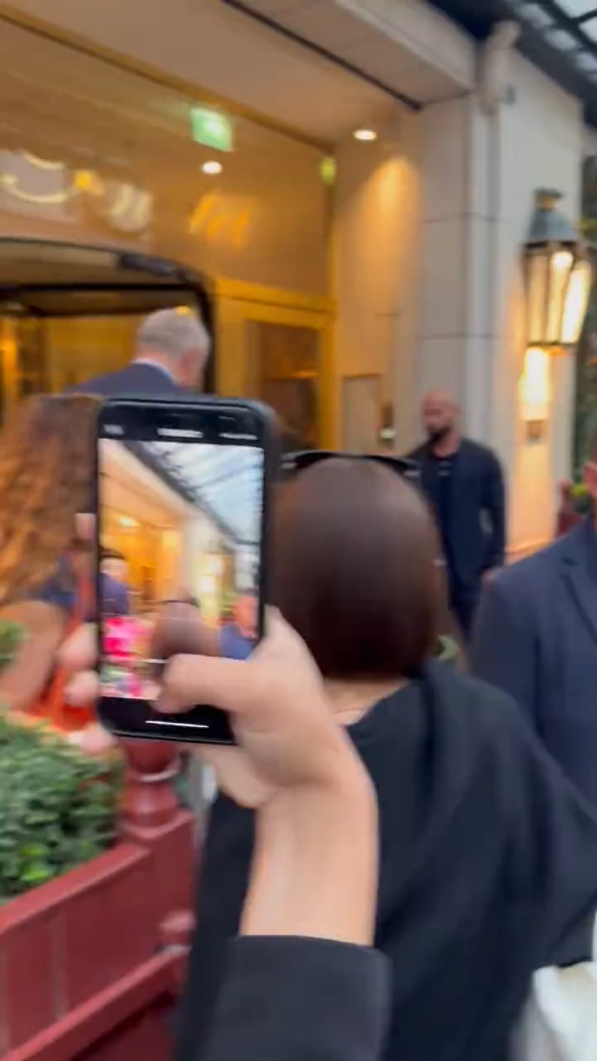 230928 Jisoo and Rosé spotted on the way to LALISA CRAZY GIRL SHOW.