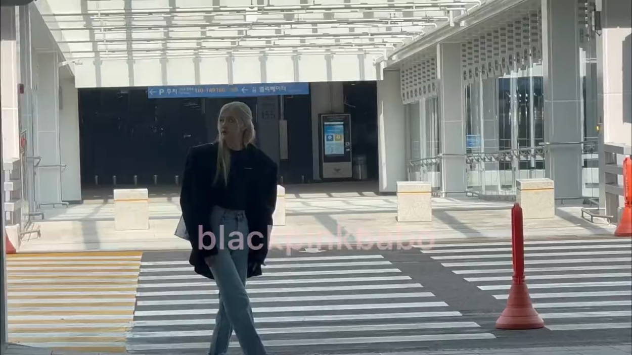 230923 Rosé @ Incheon International Airport (Departure to Paris)