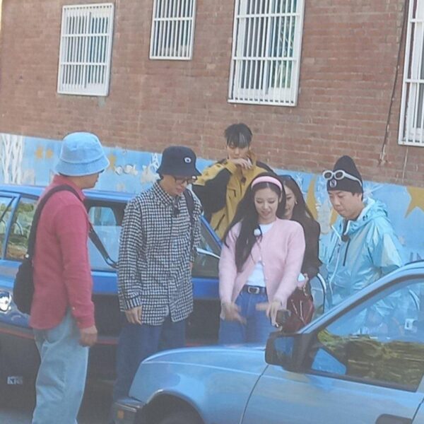 231026 Jennie filming on set for the upcoming variety show ‘Apartment 404’