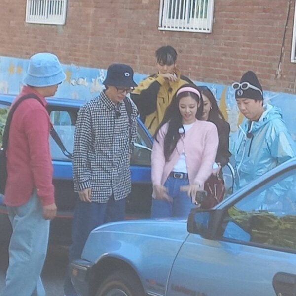 231026 NAVER News: Jennie on set of the new variety show ‘Apartment 404’
