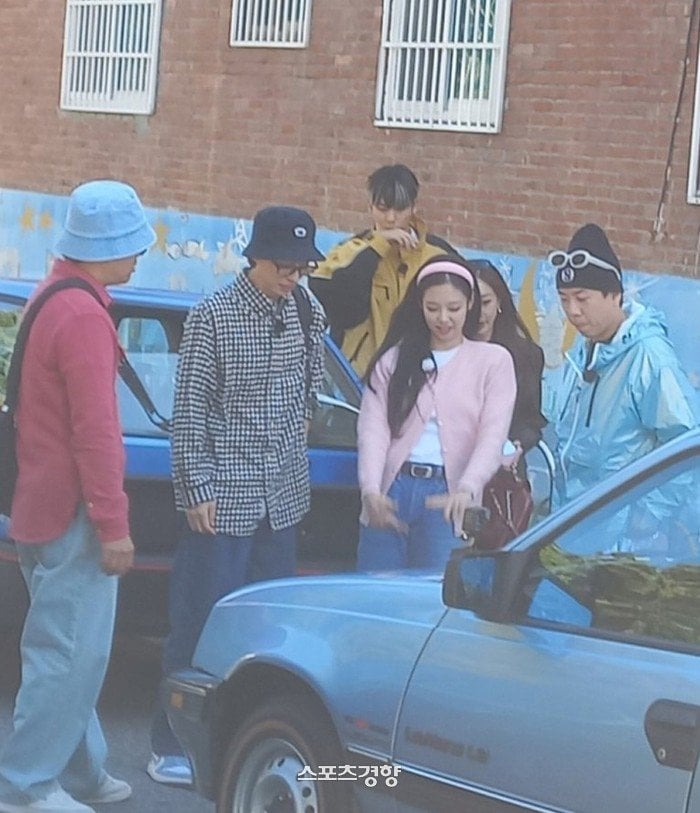 231026 NAVER News: Jennie on set of the new variety show ‘Apartment 404’