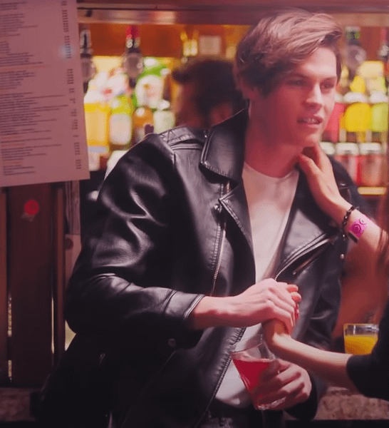 231008 Anyone know who this actor is at 1:32 in Jennie's video solo?