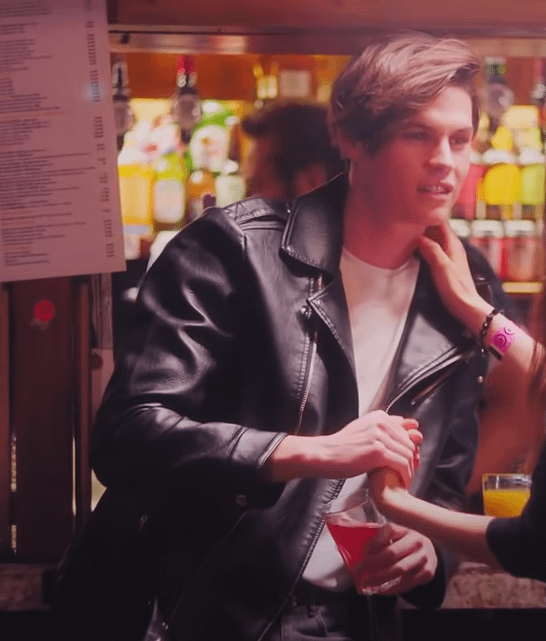 231008 Anyone know who this actor is at 1:32 in Jennie's video solo?