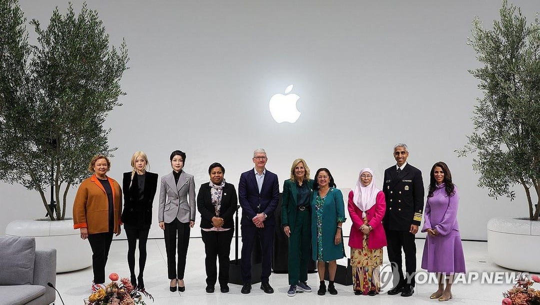 231117 ROSÉ @ the APEC Summit event with the US’ First Lady Dr. Jill Biden, South Korea’s First Lady Kim Keon-hee, and Apple’s CEO Tim Cook