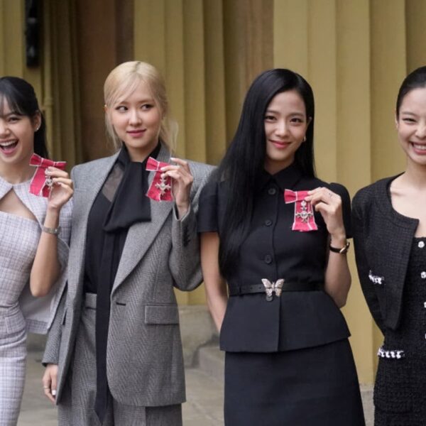 231206 Blackpink renews group contracts with agency, YG shares spike 29%