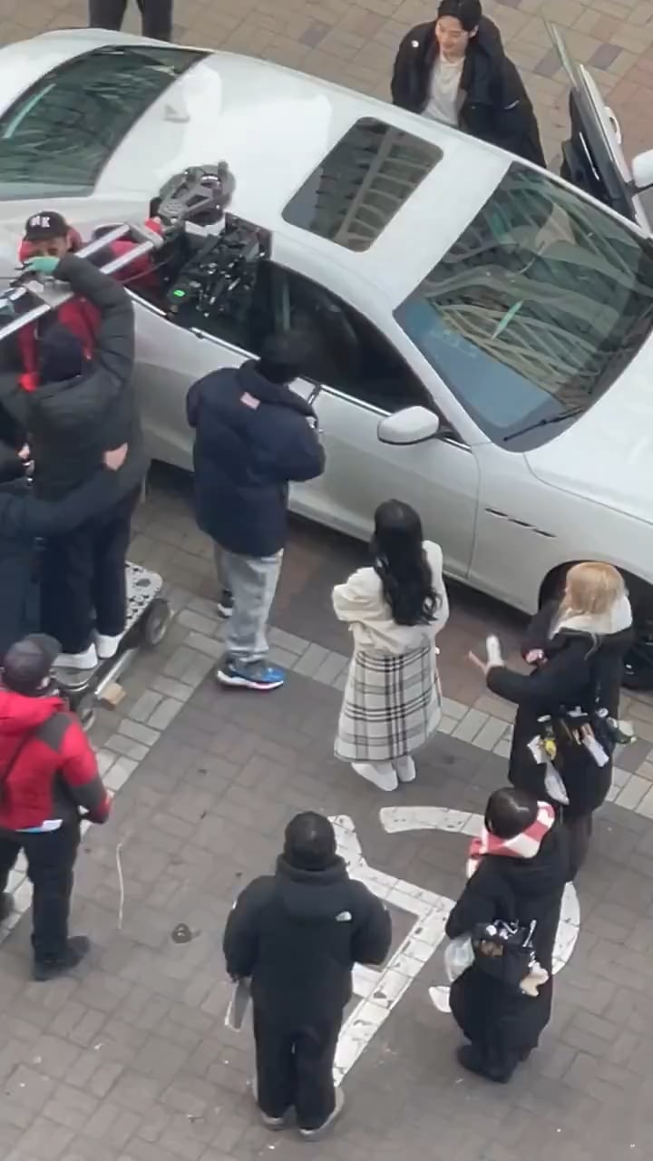 240108 Jisoo on set filming for ‘Influenza’