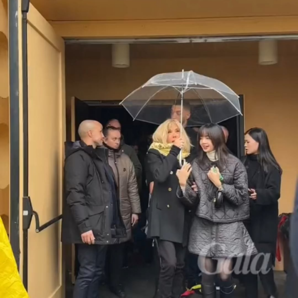 240117 Lisa @ Disneyland Paris w/ Brigitte Macron