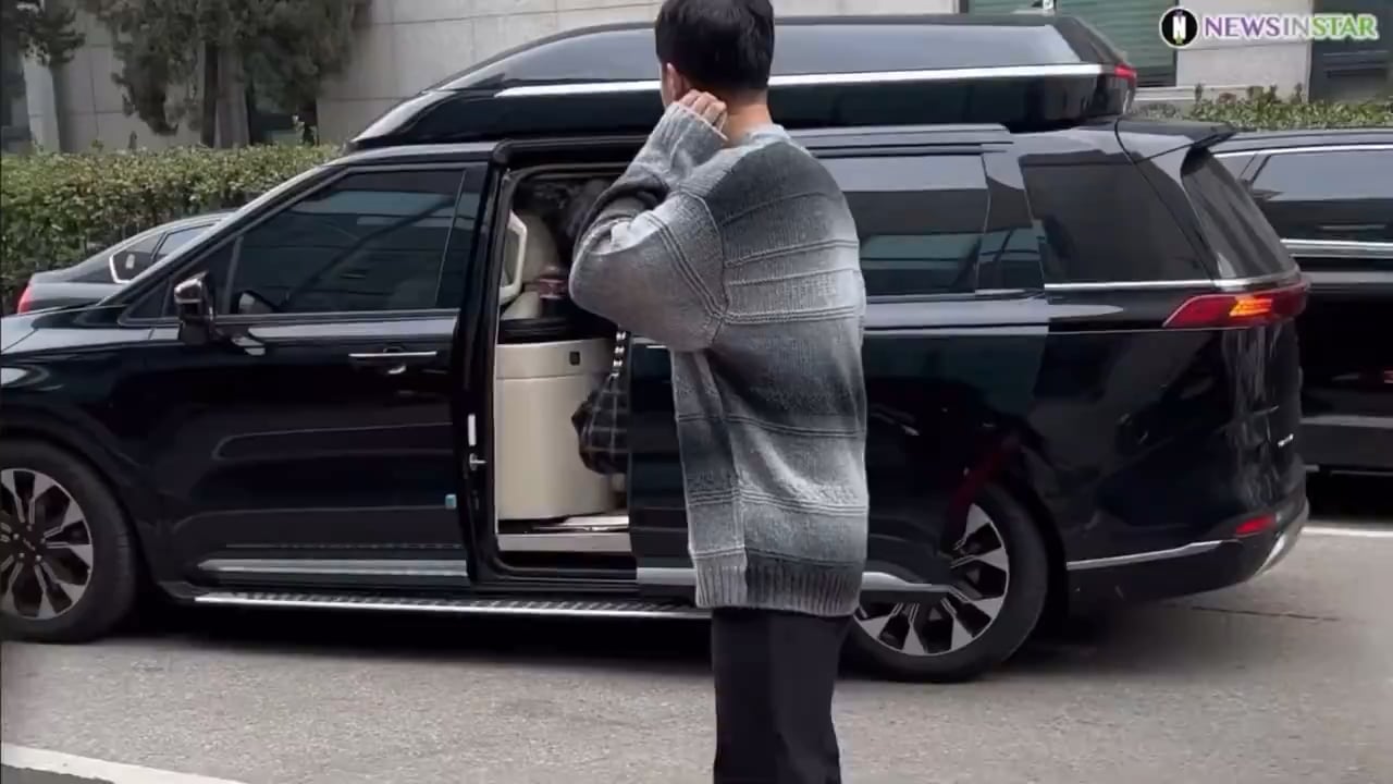 240102 Jennie arrives on set for the filming of KBS2's ‘The Seasons - Lee Hyo-ri's Red Carpet’